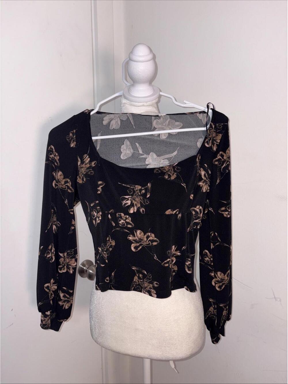 LUSH NAOMI SQUARE NECK‎ CROPPED KNIT TOP BLACK MAUVE FLORAL Small